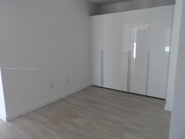 Building Photo - 460 NE 28th St