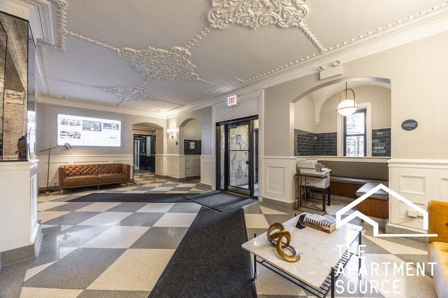 Building Photo - 1140 N La Salle Dr