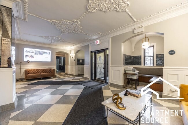 Building Photo - 1140 N La Salle Dr