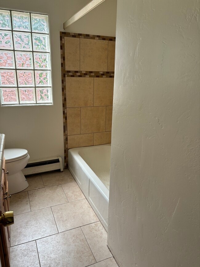 Guest Bath - 2001 Crestview Dr