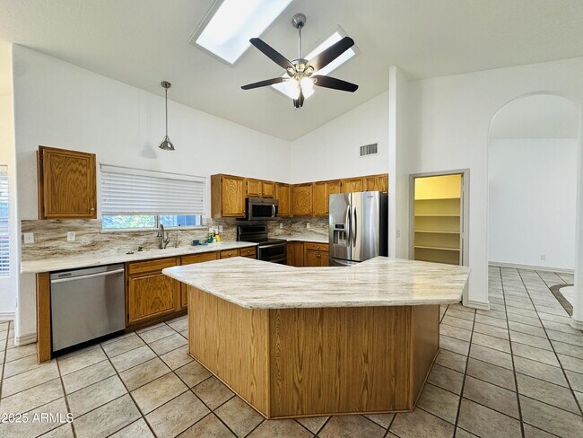 Building Photo - 2110 E Enrose Cir
