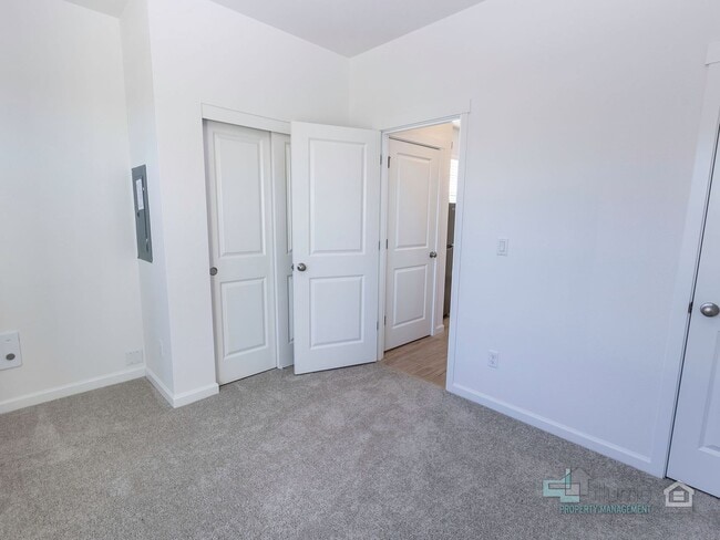 Building Photo - Charming 2-Bedroom, 2.5-Bathroom Home in Hillsboro