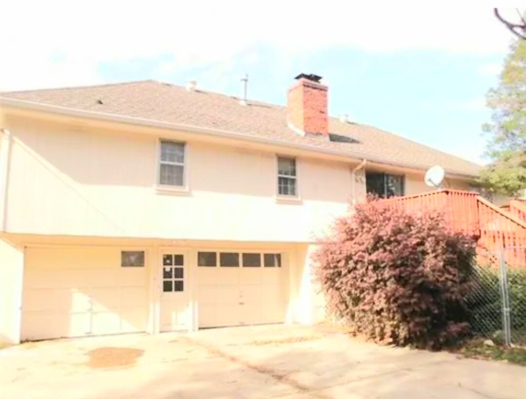 2 car garage - 7325 N Brooklyn Ave