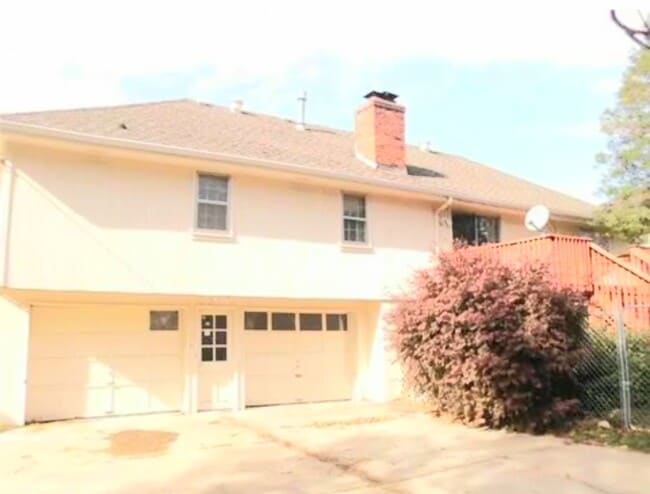 2 car garage - 7325 N Brooklyn Ave