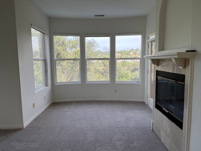 Building Photo - Luxury En Suite Living & Panoramic Views