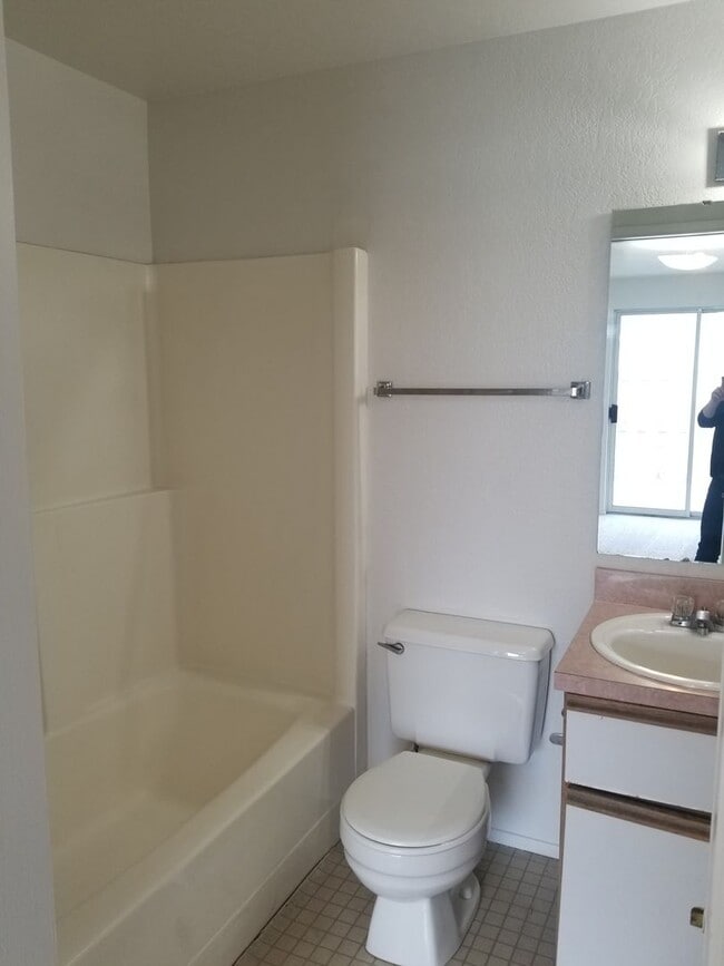 Building Photo - b1009