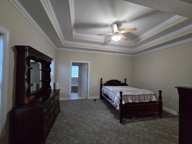 Building Photo - NEW LISTING!!