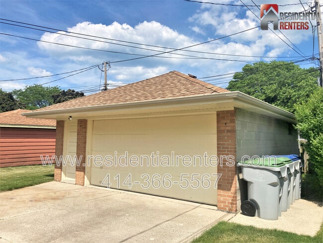 Building Photo - 3760 S Clement Ave