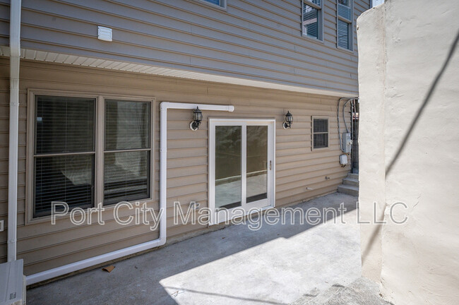 Building Photo - 903 S Decker Ave