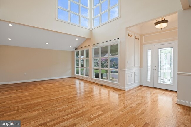 Building Photo - 5905 Lone Oak Dr