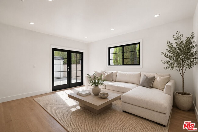 Building Photo - 211 S Formosa Ave