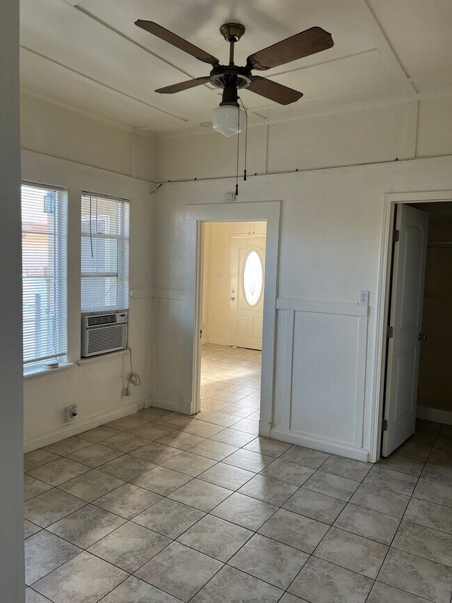 Building Photo - Cute house!