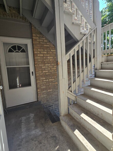 Building Photo - 836 N Massasoit Ave