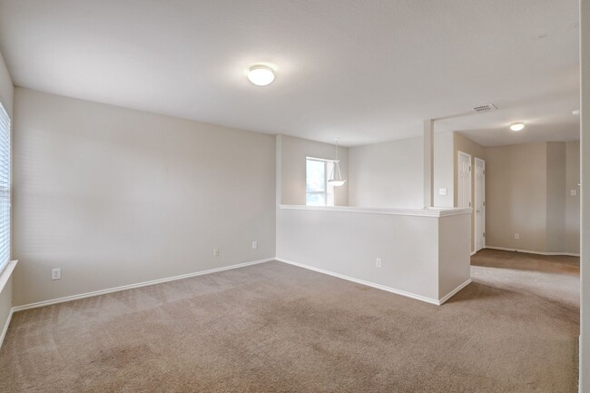 Building Photo - ***MOVE-IN SPECIAL: ONE WEEK FREE***Spacio...