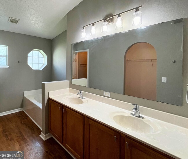 Building Photo - 230 Pine Bluff Dr