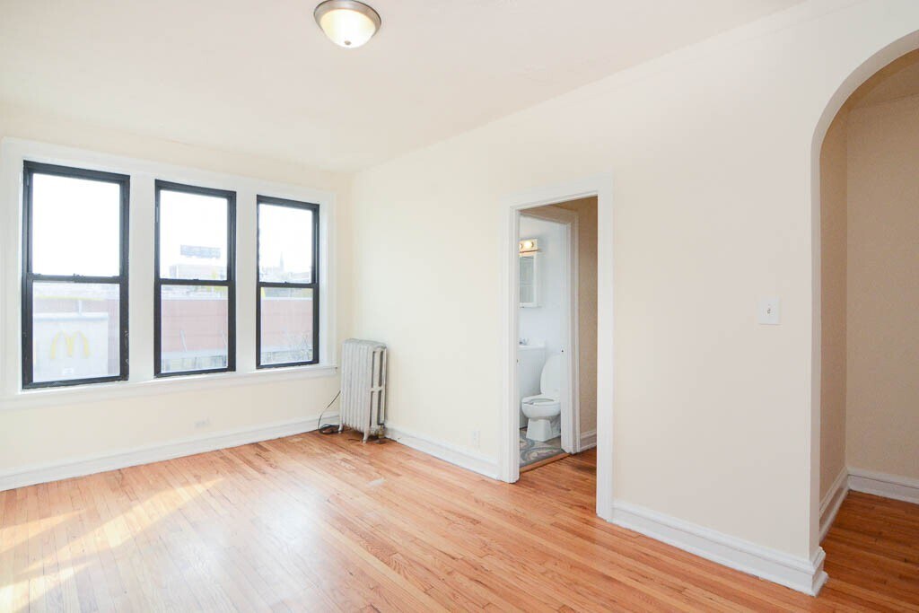 Building Photo - 2704 N Sawyer Ave