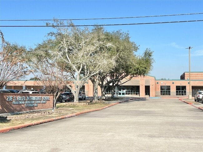 Building Photo - 303 Brigadoon Ln