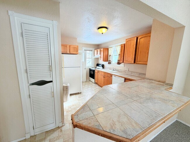 Building Photo - 11 17th St N