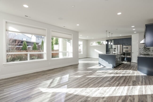 Building Photo - Spacious 5-Bedroom Home for Rent in Martha Lake – Lynnwood