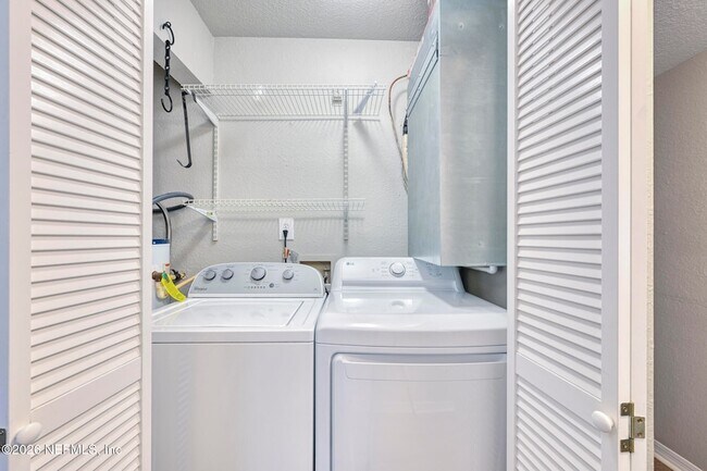 Building Photo - 13703 Richmond Park Dr N