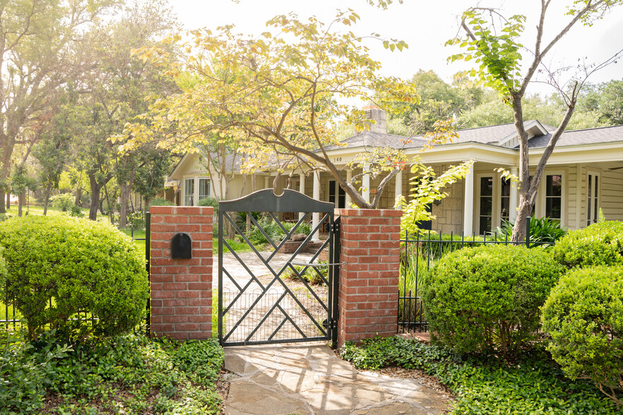 Fully fenced front and back - 140 W Fair Oaks Pl