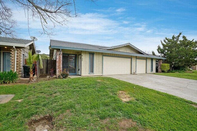 Building Photo - Beautiful duplex locate in Sacramento!