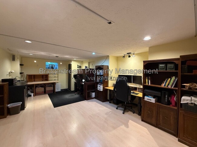 Building Photo - 7425 Pelbrook Farm Dr