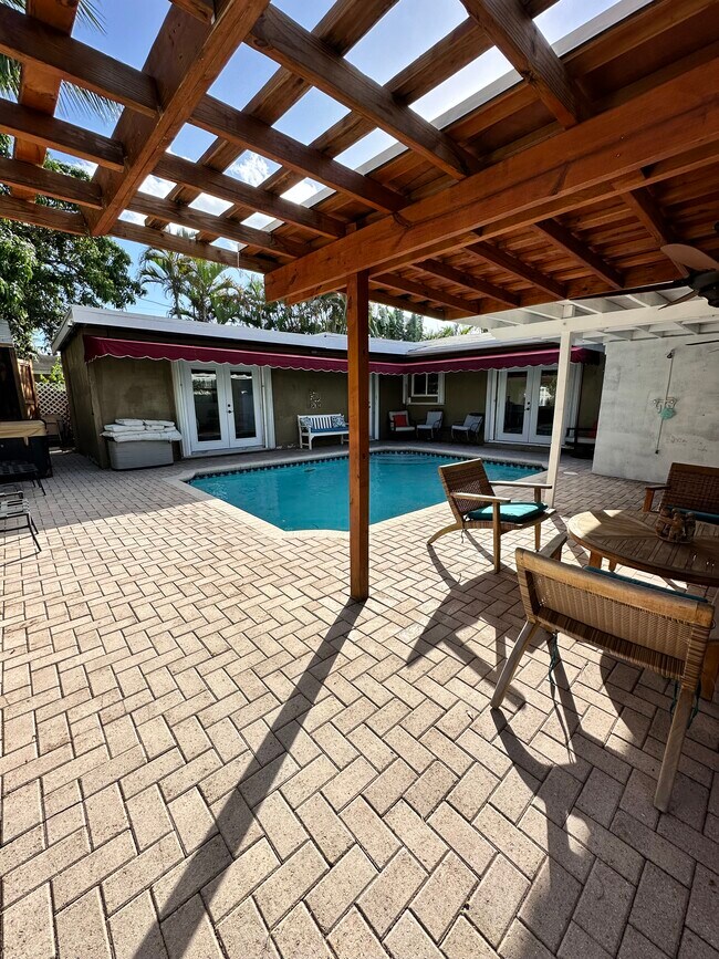 Building Photo - 3036 Coral Shores Dr