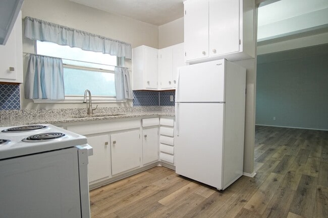 Building Photo - Well-Maintained 3BR/2BA Home with Fenced Y...