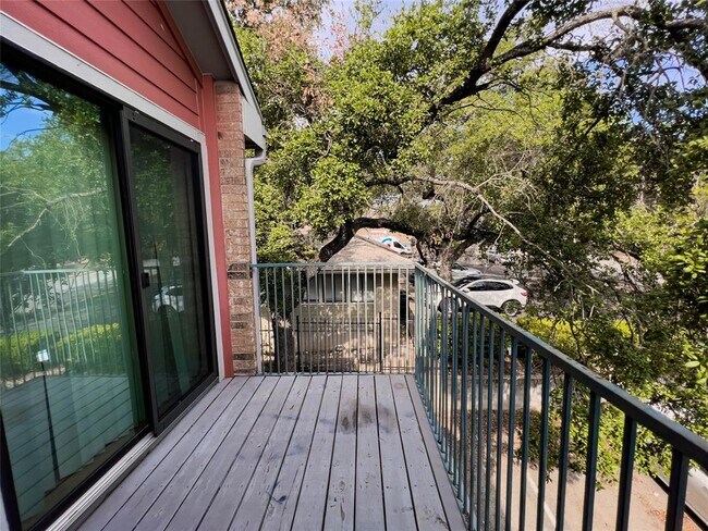 Building Photo - 513 S Park Dr