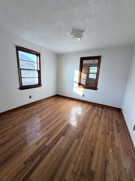 Building Photo - 1215 E 35th Street Pl