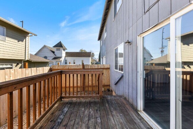 Building Photo - Spacious Townhome 3 Bedrooms plus office!