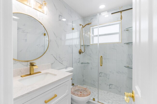 Building Photo - 201 NE 28th Ct