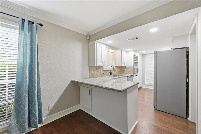 Building Photo - 6795 Greenwood Dr