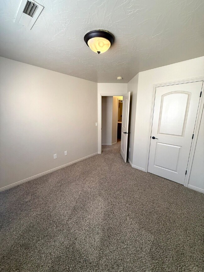 Building Photo - Fossil Hills Townhomes 3 Bed 2.5 Bath