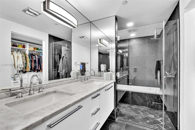 Building Photo - 900 Biscayne Blvd