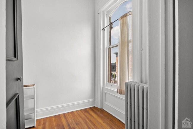 Building Photo - 407 Warren St