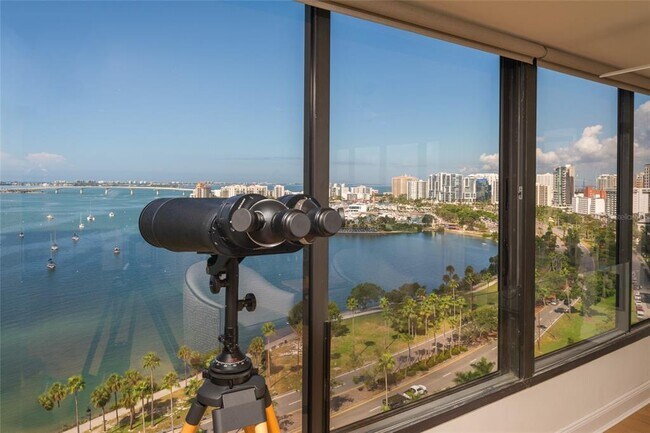 Building Photo - 770 S Palm Ave