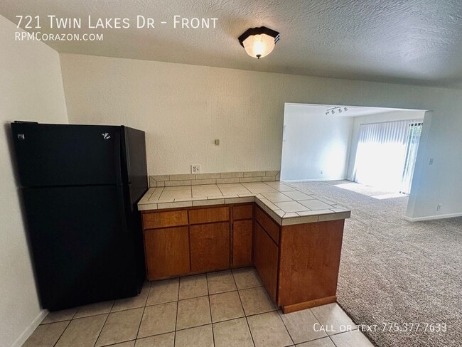 Building Photo - 721 Twin Lakes Dr