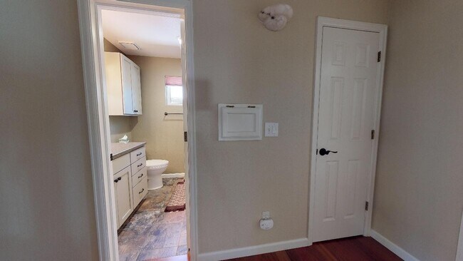 Building Photo - Beautiful sunny home