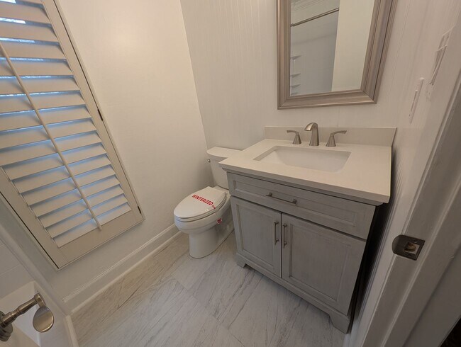 Building Photo - Charming 4 bedroom, 2.5 bath home located in the Raintree Community!