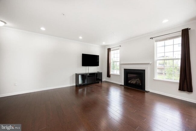 Building Photo - 253 Fairfield Cir W