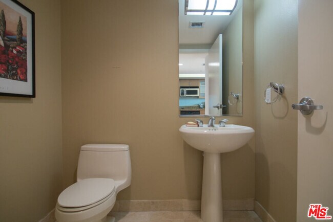 Building Photo - 13700 Marina Pointe Dr