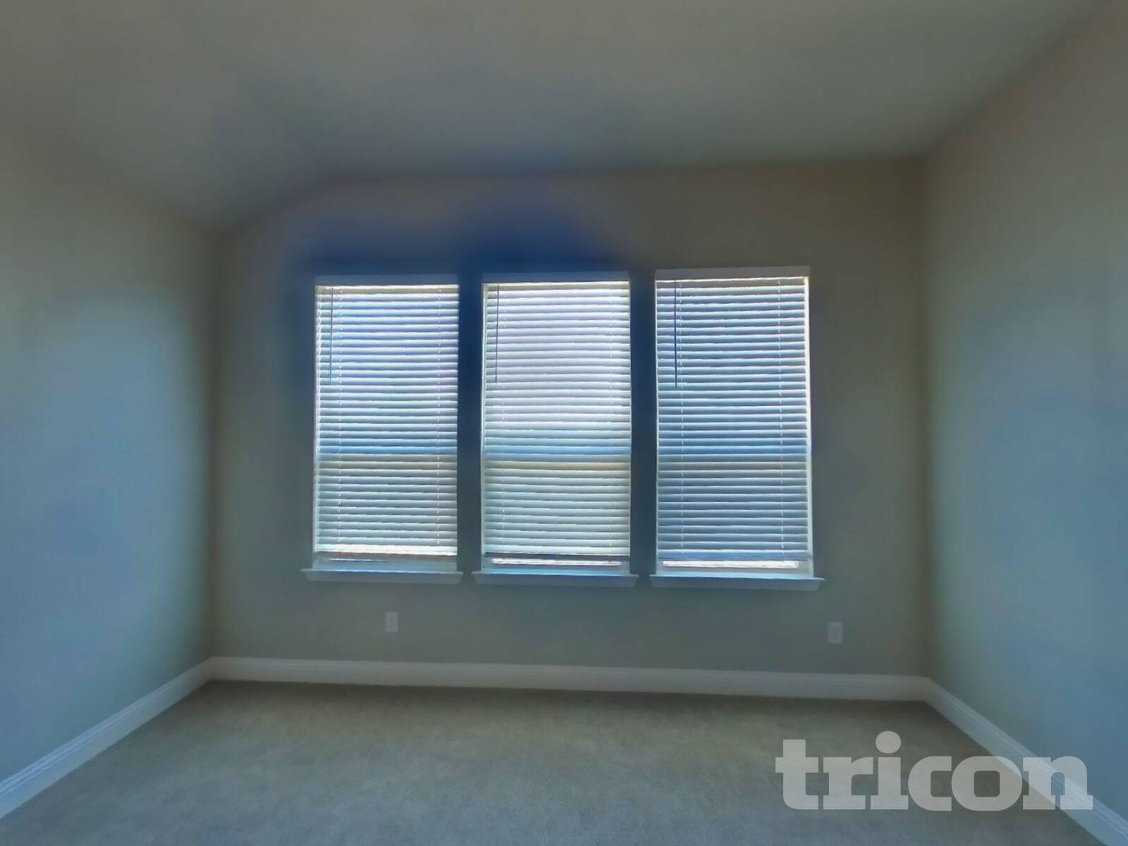 Building Photo - 1340 Beach Dr