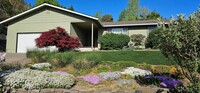 Building Photo - Single Family Home in NE Grants Pass with ...