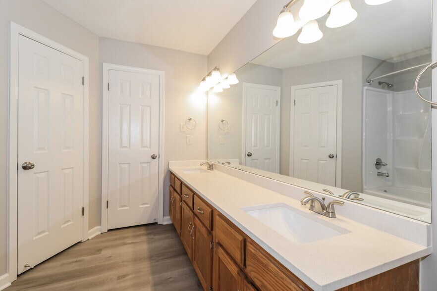 Building Photo - 5996 Lawnhill Dr