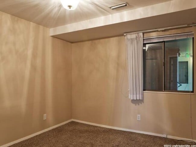 Building Photo - Prime Amenities Await: Newly Renovated 2-B...