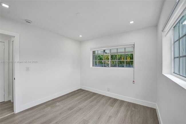 Building Photo - 2101 N 15th Ave