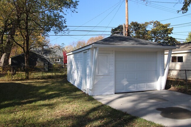 Building Photo - 24909 Grove Ave