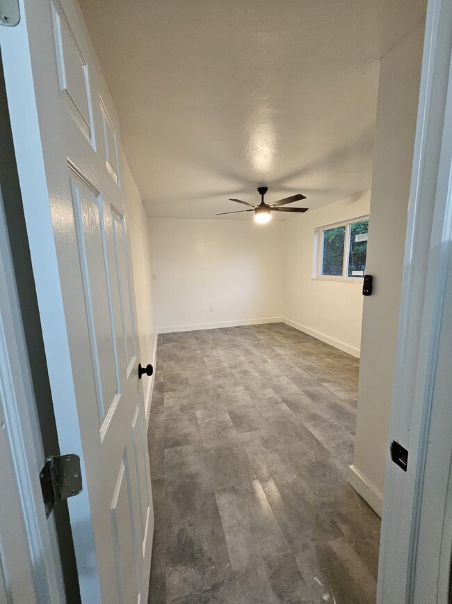 Building Photo - 3709 Efficiency Apartments